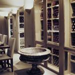 Cave à vin avec bassin en marbre et table pour le repas