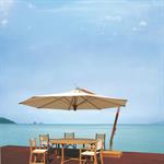 Salle à manger d'extérieure avec une table ronde et parasol