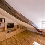 Meuble télé sur mesure ajusté à la pièce mansardée