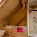 Salle de bain insérée dans les pièces de charpente ancienne