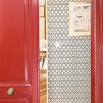 Entrée avec porte rouge