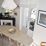 Coin repas lumineux avec cheminée d'angle