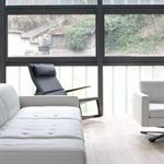 Salon avec canapé et fauteuil en cuir blanc