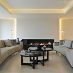 Salon conviviale et chaleureux près de la cheminée