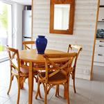 Le côté salle à manger et cuisine