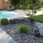 Massif minéral en ardoise abords terrasse bois et pierre