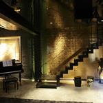 Salle de musique et montée escalier or