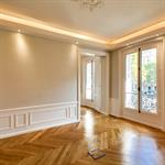 Bureau avec gouttière lumineuse sur le contour du plafond