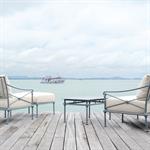 Salon classique composé de canapés en aluminium bleu-gris et tissu crème