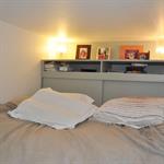 Chambre parentale avec tête de lit équipée de rangements