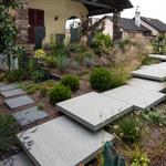 Jardin avec chemin en dalles minérales