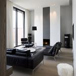 Salon et cheminée contemporaine dans les tons gris anthracite et blanc