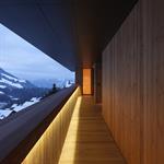 Long couloir cadrant sur le panorama