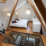 La chambre est accessible par un escalier