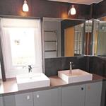 Salle de bain avec double vasque