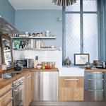 Cuisine moderne bois et bleu clair
