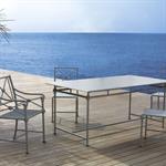 Salle à manger extérieure de style classique et de couleur bleu-grise avec vue sur la mer