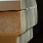 WC contemporain avec motifs classiques