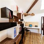 Bibliothèque dans le coin bureau