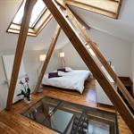 La chambre est accessible par un escalier