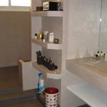 Salle de bain avec douche à l'italienne - béton ciré sol et murs