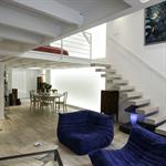 Le mur lumineux éclaire toutes les pièces du loft