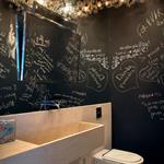 Peinture ardoise noire au mur des WC