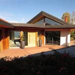 Maison bois basse consommation vue de l'entrée