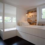 Chambre blanche et contemporaine pour deux enfants
