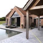 Extérieur maison brique et piscine