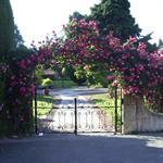 Une entrée couronnée de fleurs