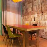 Salle à manger vintage avec un papier peint en relief effet lettres d’imprimeur en bois 