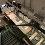 Escalier noir en longueur parrallèle à l'îlot cuisine