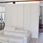 Salon blanc optimisé avec armoires de rangement