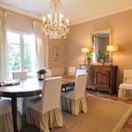 Salle à manger avec un grand lustre