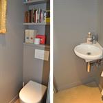 Espace toilettes avec étagères murales et lave mains