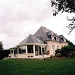 Vue extérieure d'une extension avec un toit en ardoise