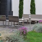 Jardin de ville paysagé avec salon de jardin design