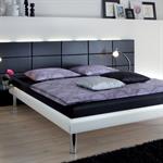 Chambre avec une tête de lit en cuir noir