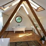 La chambre est accessible par un escalier