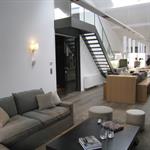 Pièce à vivre en longeur chaleureuse et lumineuse