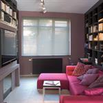 Salon TV et bibliothèque en bois foncé