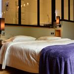 Chambre hôtel avec salle de bain derrière verrière