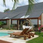 Construction d'une extension de la maison avec une porte coulissante sur la piscine