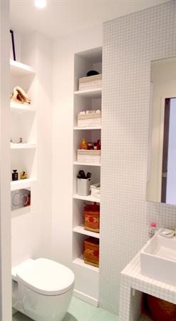Image Optimisation d'une toute petite salle de bain parisienne Karine Perez