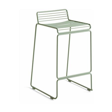 Chaise de bar en métal vert 65 cm Hee - HAY
