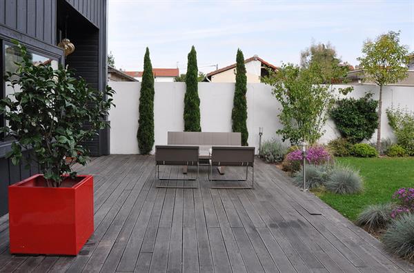 Image Terrasse en bois dans un jardin de ville avec équipements design Garden Trotter