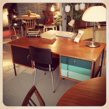 Image Bureau bois et tiroir camaïeu de bleu Gentlemen Designers