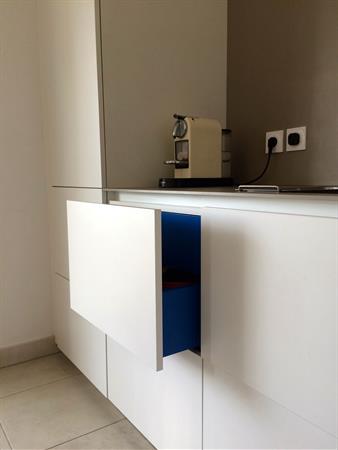 Cuisine avec intérieur de couleur