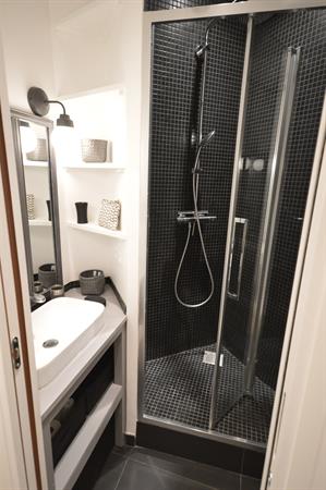 Image Petite salle d'eau avec douche et lavabo Parisdinterieur